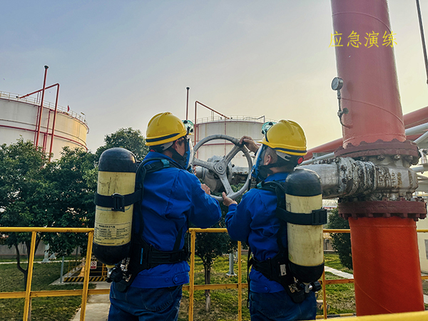 11月8日下午，應(yīng)急演練，圖為演練過(guò)程中關(guān)閉裝車總管控制閥.jpg