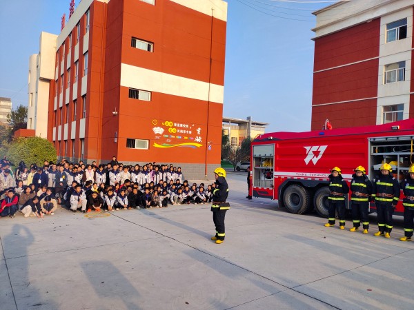 11月6日，彬州公司消防隊(duì)進(jìn)學(xué)校宣傳消防知識(shí)2.jpg