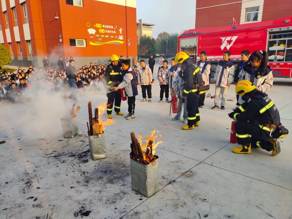 11月6日，彬州公司消防隊(duì)進(jìn)學(xué)校宣傳消防知識(shí).jpg