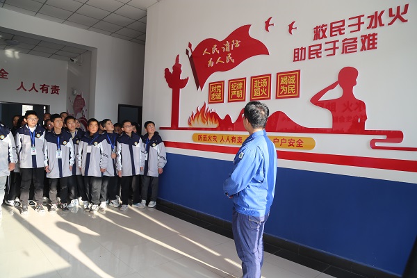 1731405211397381.jpeg 向研學學生普及消防知識.jpg