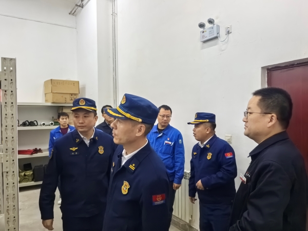 11月13日，咸陽市消防救援支隊檢查消防器材庫.jpg