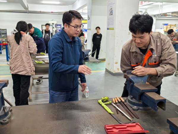 1731659371394074.jpeg 陜媒工匠從“0”開始細(xì)心指導(dǎo).jpg