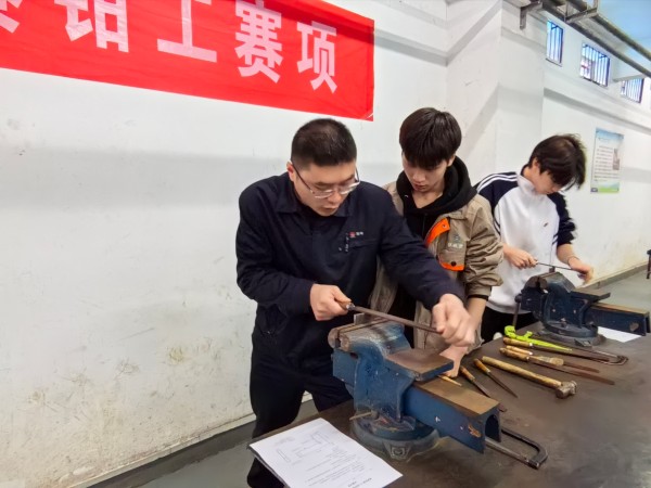 1731659388966374.jpeg 工程師王明科為學(xué)生親自示范使用銼刀標(biāo)準(zhǔn)動作.jpg