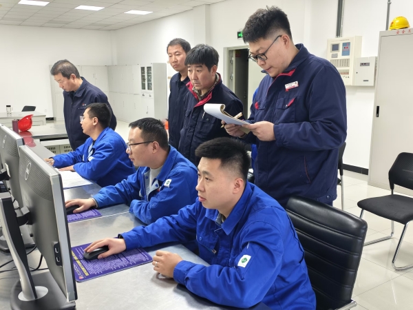 1732083645799084.jpeg 11月17日 運行人員調整電力系統(tǒng)參數(shù).jpg