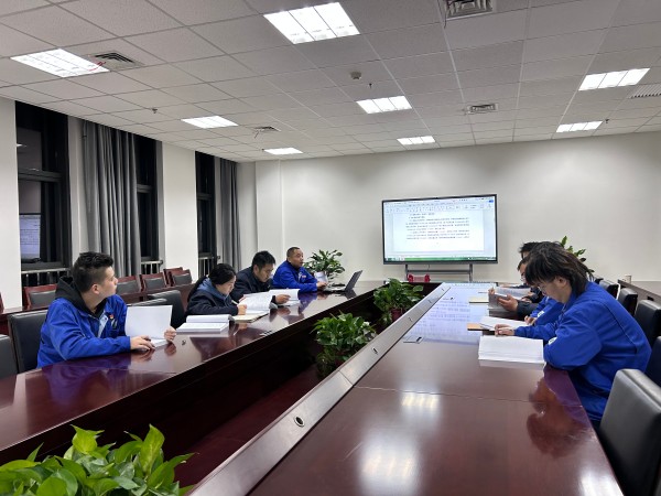 1732178012843523.jpeg 2024年11月乙二醇車間技術(shù)員給崗位人員開(kāi)展業(yè)務(wù)培訓(xùn).jpg