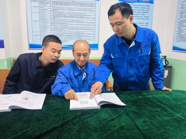 1732178370939122.jpeg 技術(shù)員劉斌與檢修人員進行討論.jpg