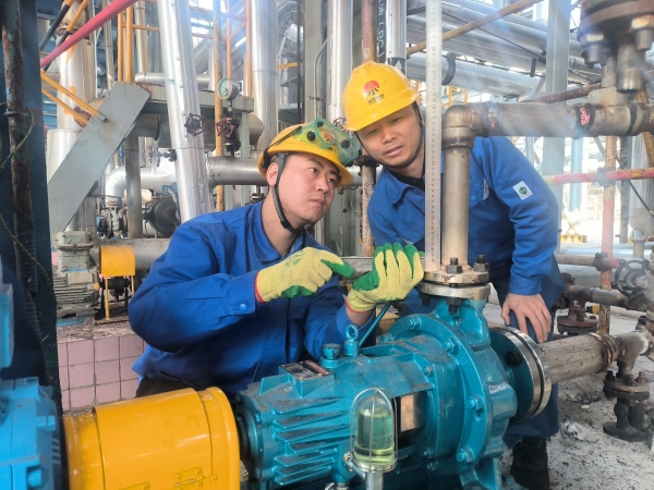 1732178378538373.jpeg 張帆與劉斌在現(xiàn)場確認管線的垂直度.jpg