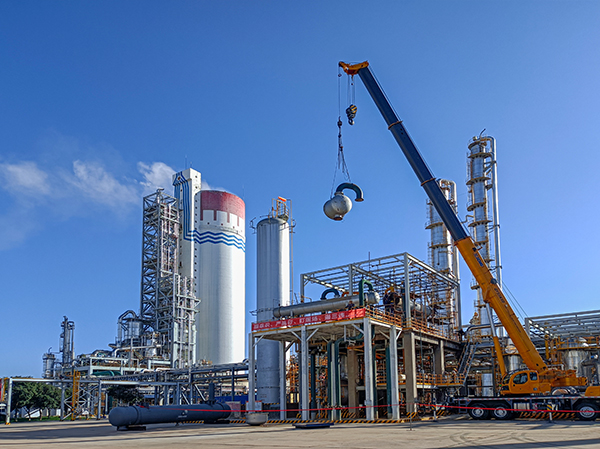 11月27日，吊裝設(shè)備對(duì)換熱器封頭進(jìn)行吊裝  副圖.jpg