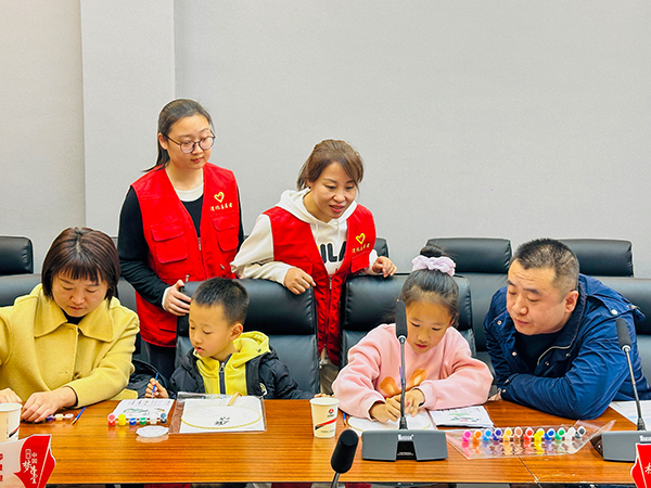 11月30日晚，物料車間黨支部開展“清風常伴 以廉守家”為主題的廉潔文化進家庭活動--志愿者指導(dǎo).jpg