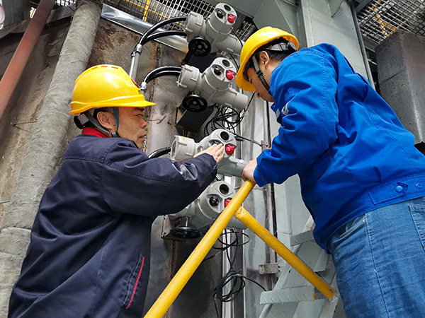 1733811130176175.jpeg 姬霄和張跟潮在1號爐二次風擋板安裝現(xiàn)場.jpg