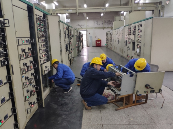 12月，檢修二班自主維修配電室開關(guān)柜.jpg