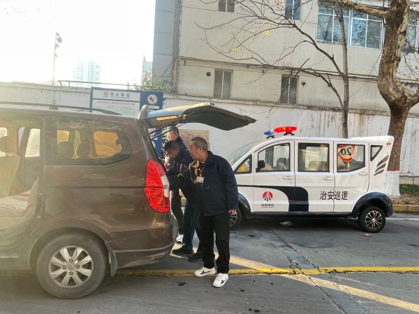 1734490671665507.jpeg 行政保衛(wèi)部對(duì)東門(mén)出廠車(chē)輛進(jìn)行檢查.jpg