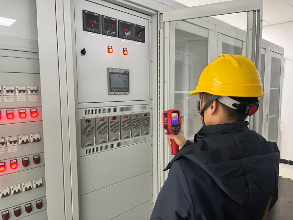 12月，計控電儀部運(yùn)行人員正在用測溫儀排查隱患.jpg