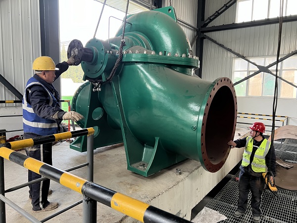 1735519055641242.jpeg 2024年10月中旬,吊運(yùn)安裝新的循環(huán)水泵三期循環(huán)水450A-1d泵.jpg