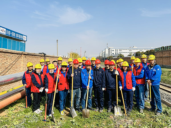 3月20日下午，物料車間黨支部開展“清除雜草保安全 志愿服務顯擔當”主題活動，黨員及青年志愿者集體合影    600.jpg