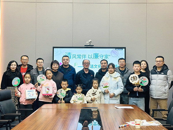 11月30日晚，物料車間黨支部開展以“清風常伴 以廉守家”為主題的廉潔文化進家庭活動，.jpg