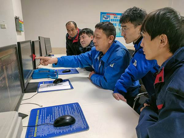 1737851323706768.jpeg 車(chē)間技術(shù)人員馮治在給員工講解節(jié)能技改項(xiàng)目投入注意事項(xiàng).jpg