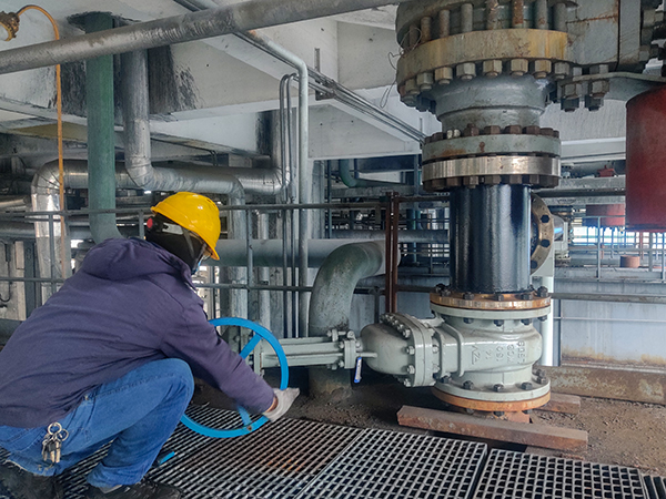2月22日，氣化爐連通管線(xiàn)改造完成，工藝人員切換試用 照片.jpg