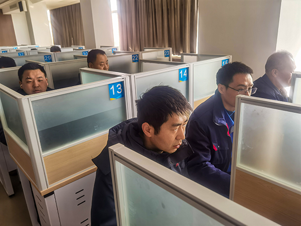271740612978253855.jpg 2月25日,合成車間員工進(jìn)行“懂會能”考試 (2).jpg