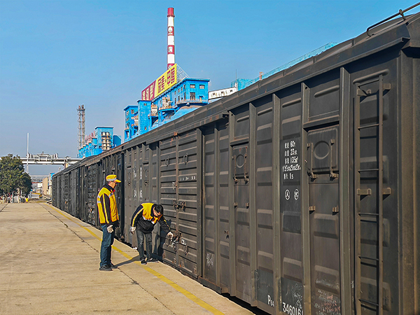 2025年2月25日，鐵路科員工對裝好的車輛進行檢查0 (1).jpg