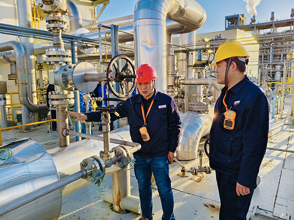 2月27日，車間管理組例行裝置區(qū)隱患排查，全員佩戴移動式四合一氣體檢測儀，以上率下 照片.jpg