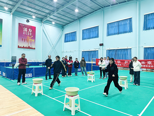 3月5日下午，物料車間舉辦以“巾幗綻芳華 乒搏向未來”為主題的女職工乒乓球趣味運動會，圖為趣味夾乒乓球.JPG