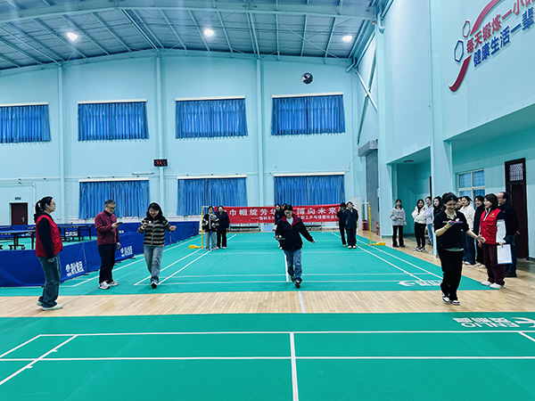 3月5日下午，物料車間舉辦以“巾幗綻芳華 乒搏向未來”為主題的女職工乒乓球趣味運動會，圖為乒乓球折返跑式.JPG