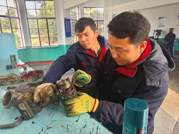 101741563075216411.jpg 馬順邦和李玄給電動扳手加注潤滑油.jpg