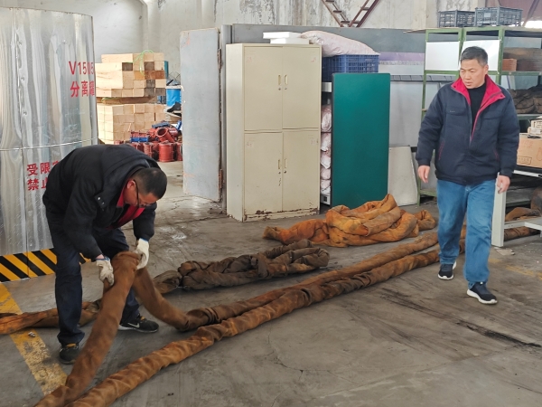 101741563088174466.jpg 周健和馬東紅檢查尼龍吊繩.jpg