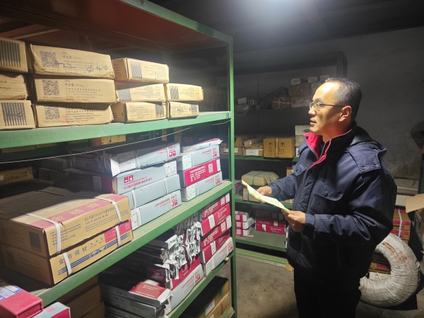 101741563100131544.jpg 劉阿鵬在庫房清點焊條.jpg