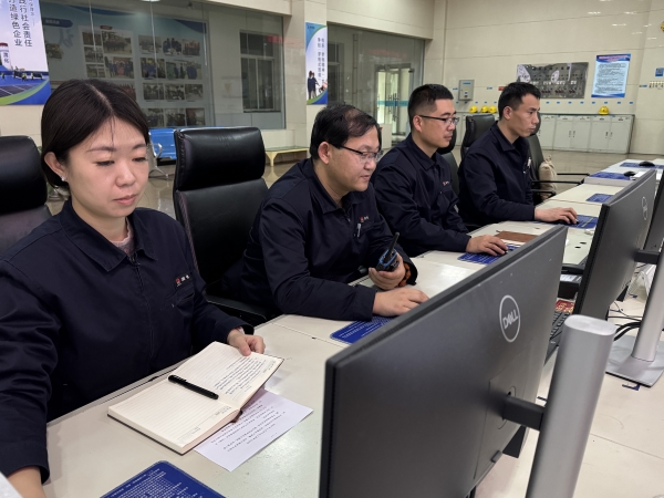 121741738634378697.jpg 中控認真監(jiān)盤1.jpg