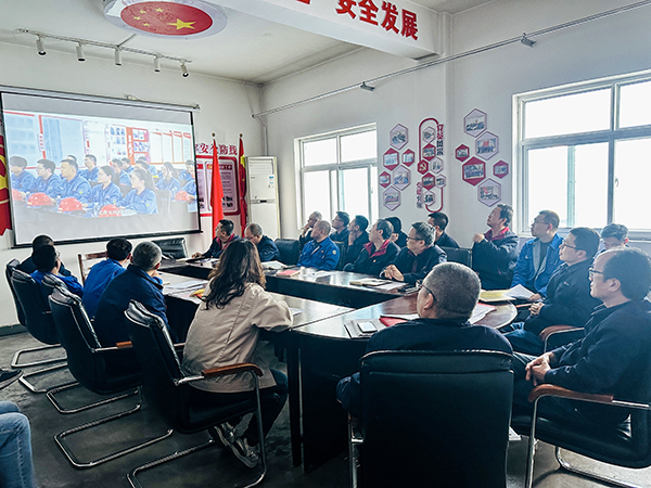 3月13日下午，物料車間黨支部開展“惠學(xué)礪心 筑夢(mèng)前行”主題黨日活動(dòng)，圖為集中觀看了陜煤集團(tuán)第一期惠學(xué)礪心大課堂錄播視頻.jpg