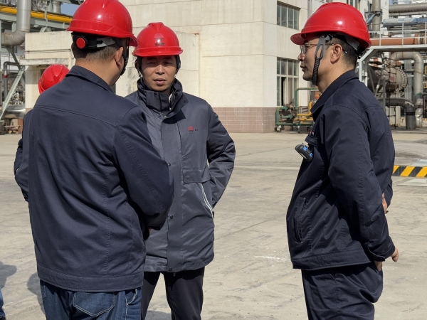公司領(lǐng)導(dǎo)在二期甲醇罐區(qū)檢查1.jpg
