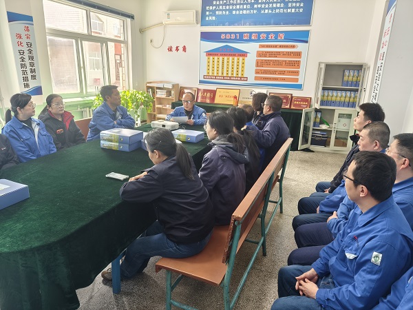 211742537108132104.jpg 計(jì)控電儀部組織各班負(fù)責(zé)人與機(jī)械修造部檢修二部進(jìn)行交流學(xué)習(xí).jpg