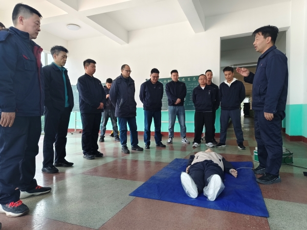 3月21日，應(yīng)急隊員寧修生在尿素車間講解心肺復(fù)蘇.jpg