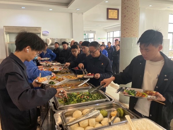 051743811523200535.jpg 午餐時間餐廳供應(yīng).jpg