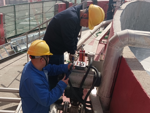4月7日上午，一二期大檢修開(kāi)始，計(jì)控電儀部空分尿素工段員工在尿素造粒塔頂進(jìn)行閥門(mén)附件拆檢作業(yè)。.jpg