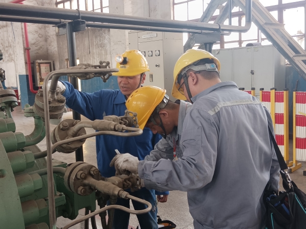 4月8日，計(jì)控電儀部空分尿素工段韋西榮帶領(lǐng)儀表人員進(jìn)入一期機(jī)組廠房進(jìn)行機(jī)組檢修軸系儀表。.jpg
