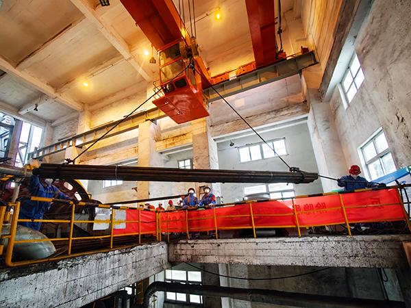 101744243353447171.jpg 4.9日磨機檢修-吊出磨棒.jpg