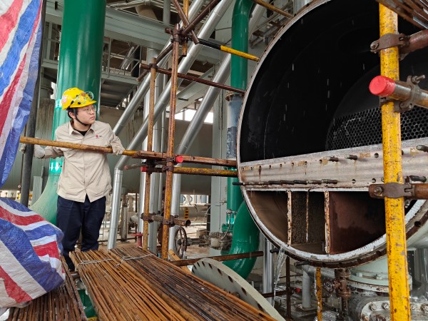 101744243666202997.jpg 李恩澤在現(xiàn)場(chǎng)觀看設(shè)備.jpg