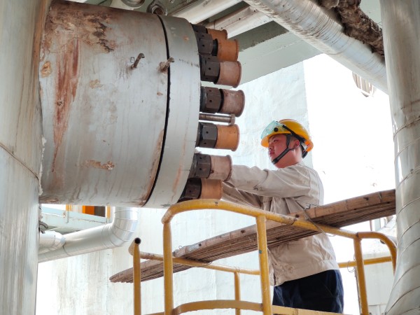 101744243675176784.jpg 吳宇航在現(xiàn)場(chǎng)作業(yè).jpg