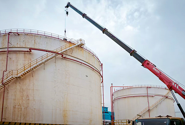 101744245518150496.jpg 4月9日檢修人員在物料車間630罐區(qū)對(duì)甲醇A罐罐頂呼吸人孔裝置進(jìn)行吊裝.jpg