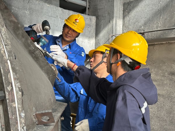 4月9日王明偉、康金生、青工曾炳睿在2#鍋爐磨煤機更換北側(cè)磨輥溫度.jpg