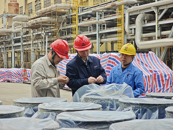 111744354206948764.jpg 總經(jīng)理趙強(qiáng)深入檢修現(xiàn)場檢查2.jpg