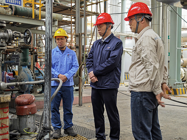 111744354221872780.jpg 總經(jīng)理趙強(qiáng)深入檢修現(xiàn)場檢查3.jpg