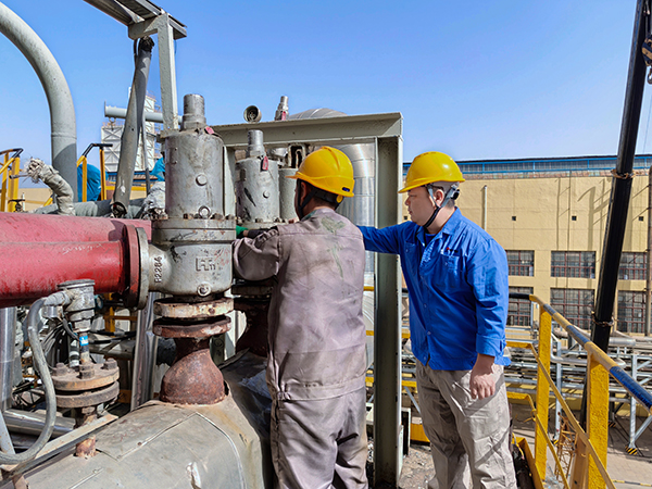 111744355343246972.jpg 4月10日拆安全閥現(xiàn)場(chǎng).jpg