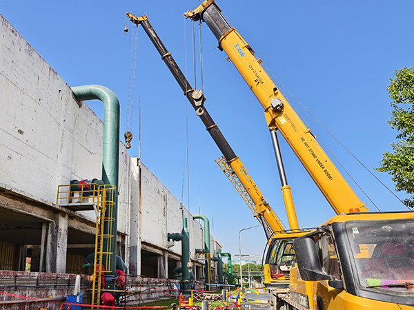 4月13日，吊車配合更換循環(huán)水冷卻塔上塔閥.jpg