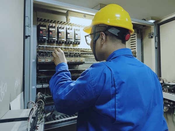 181744953128672536.jpg 電氣人員正在點(diǎn)檢ERP盤.jpg