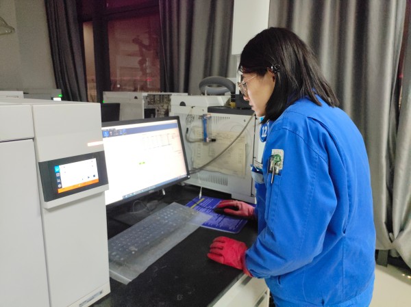 181744963858212972.jpg 分析員在進(jìn)行樣品的測量工作.jpg