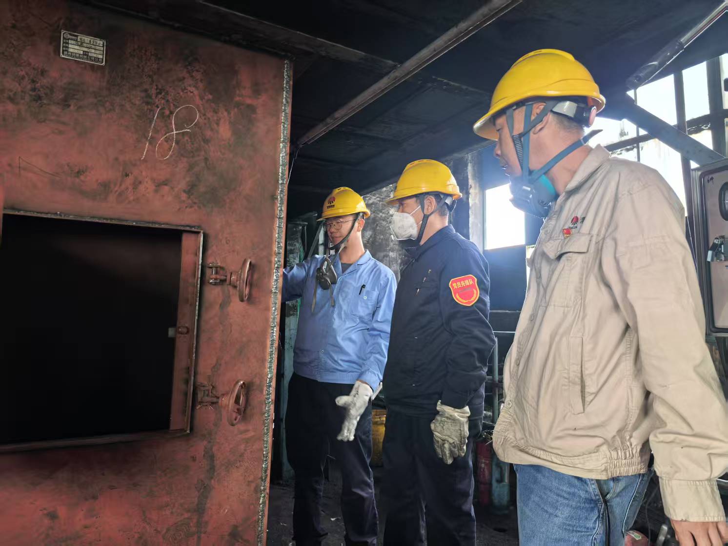 大檢修現(xiàn)場-黨員黃保榮、秦寶權(quán)、楊峰查看四號轉(zhuǎn)運(yùn)站安裝調(diào)試情況.jpg